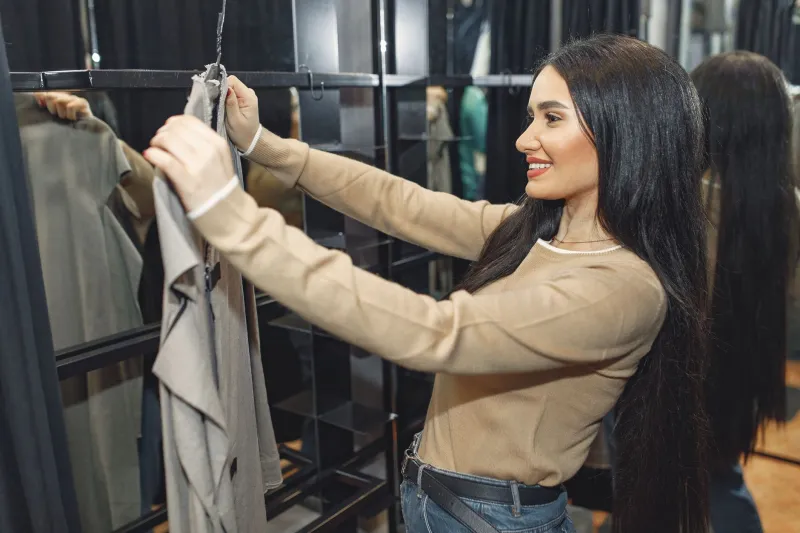 The Psychological Trap Hidden in Every Store: How Fitting Rooms Were Designed to Make You Buy